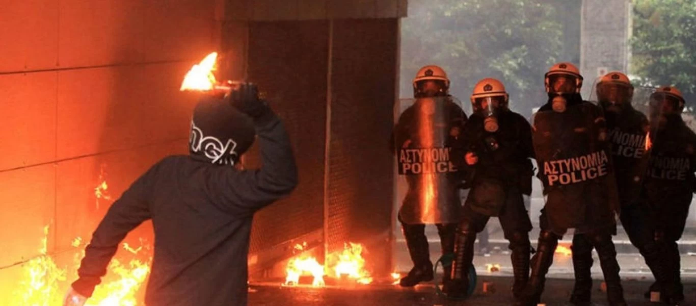 Το «όχι» στο εμβόλιο είναι εφάμιλλο με κλοπή και ρίψη μολότοφ: Απίστευτοι ισχυρισμοί δικηγόρου ενόψει υποχρεωτικότητας